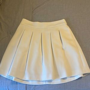 Banana Republic size 2 winter white pleated skirt